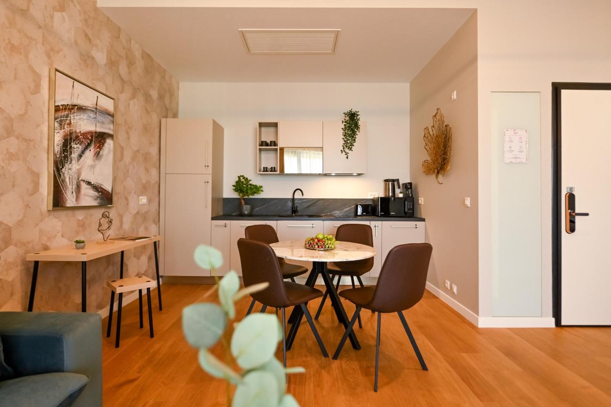 One Verdi Park Exclusive Apartments - Panoramic View & Private Parking Bucarest Chambre photo