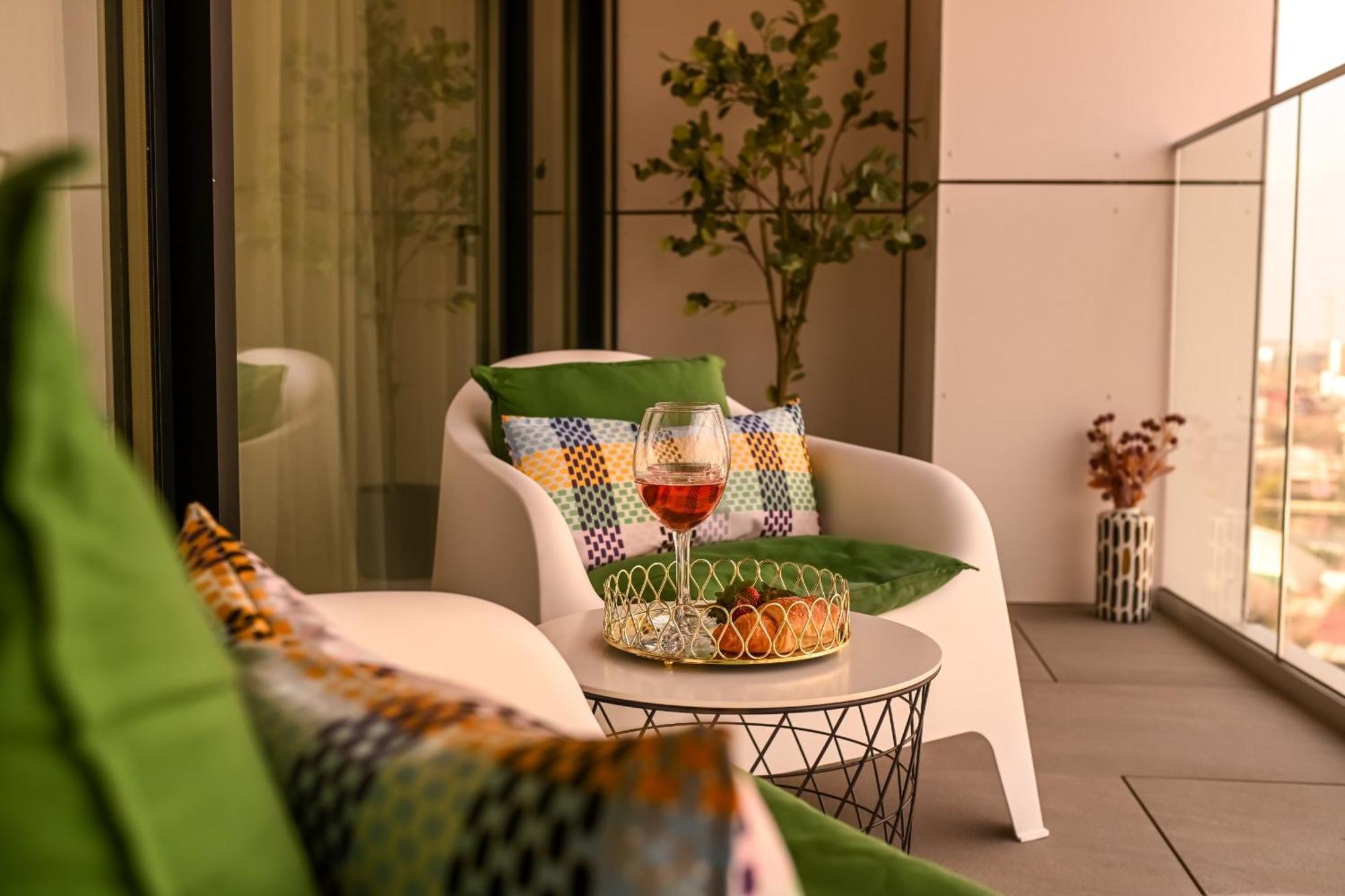 One Verdi Park Exclusive Apartments - Panoramic View & Private Parking Bucarest Chambre photo