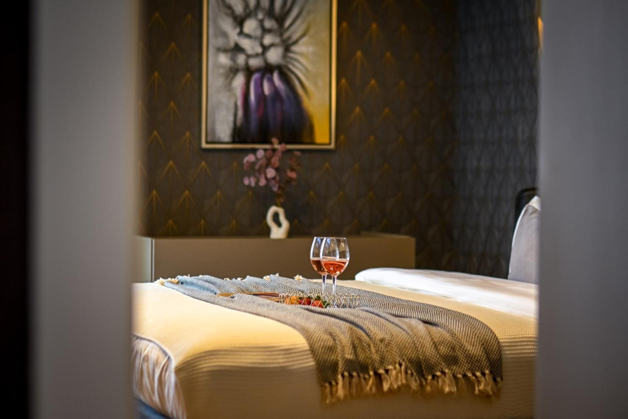 One Verdi Park Exclusive Apartments - Panoramic View & Private Parking Bucarest Chambre photo