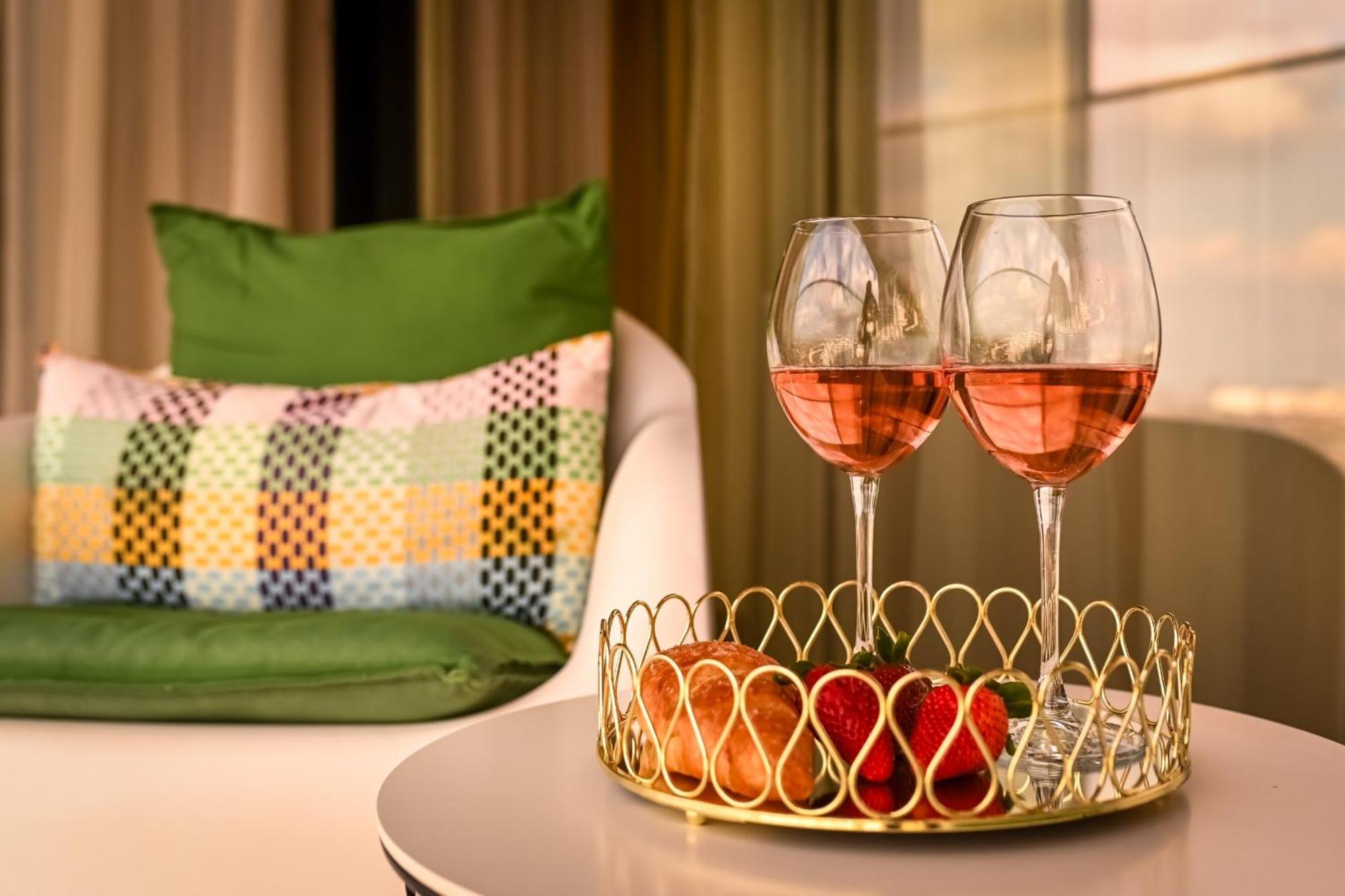 One Verdi Park Exclusive Apartments - Panoramic View & Private Parking Bucarest Chambre photo